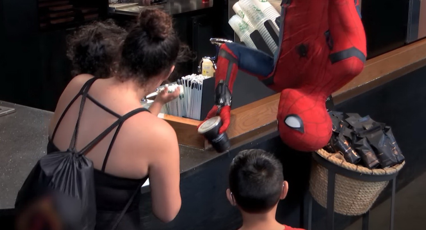 Spider-Man vystrašil v Starbuckse legendárneho Stana Leeho
