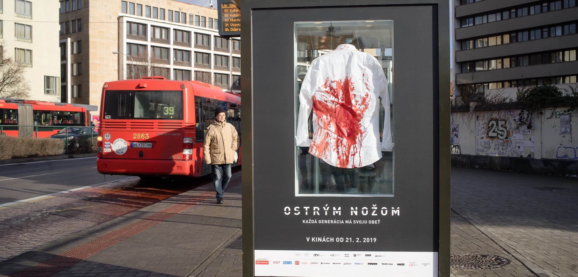 Pozoruhodná kampaň filmu Ostrým nožom: Čo symbolizuje krvavá košeľa?